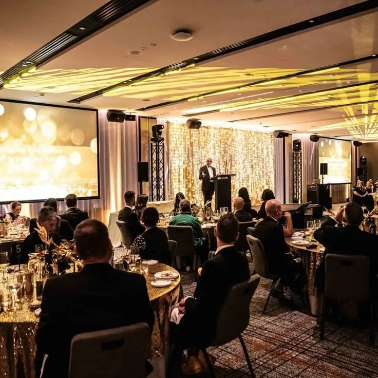 Soirée d’entreprise élégante avec DJ et mise en lumière dans un lieu prestigieux